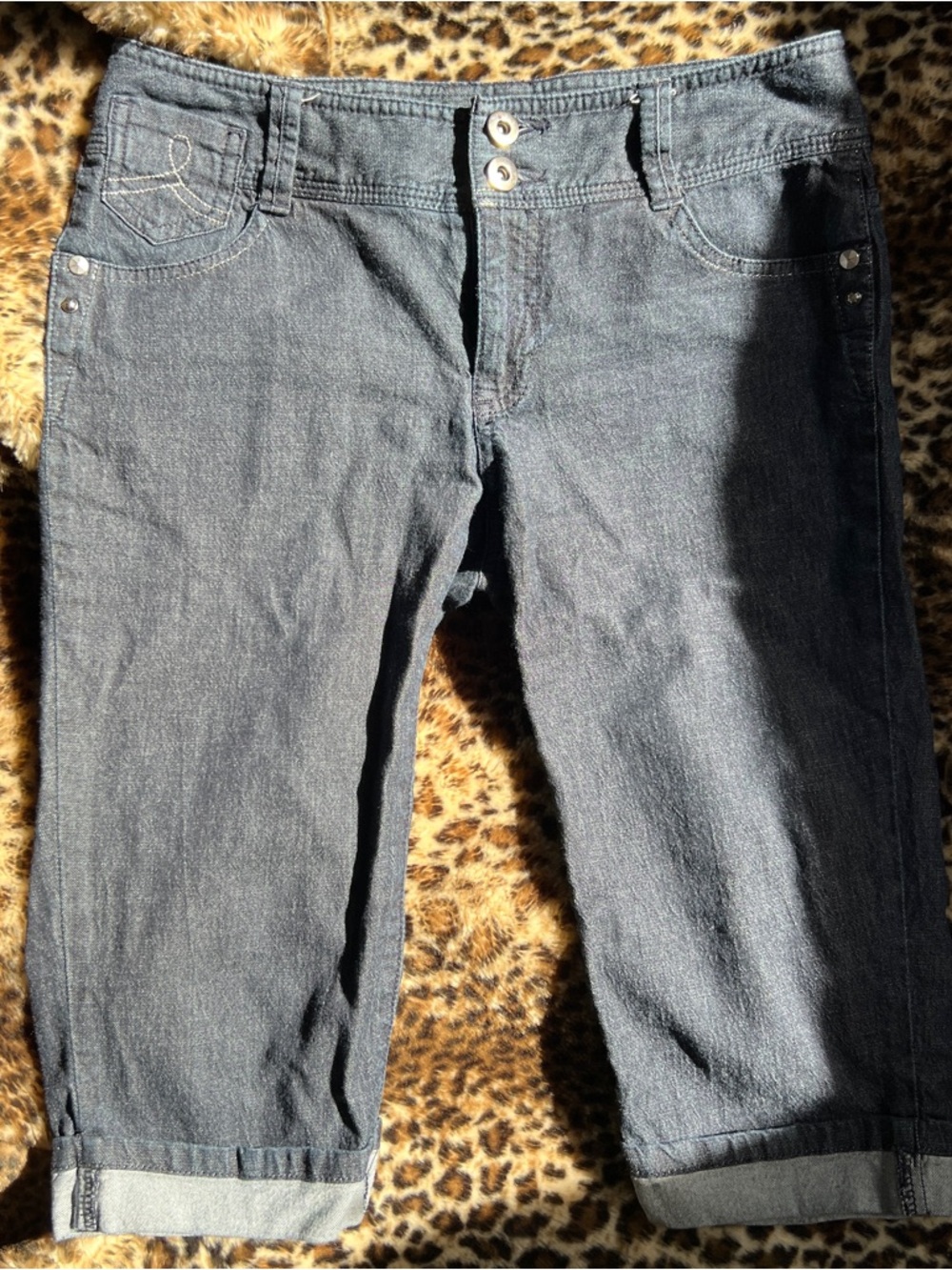 INC Size 2p capri pants in dark wash denim 2000s low rise